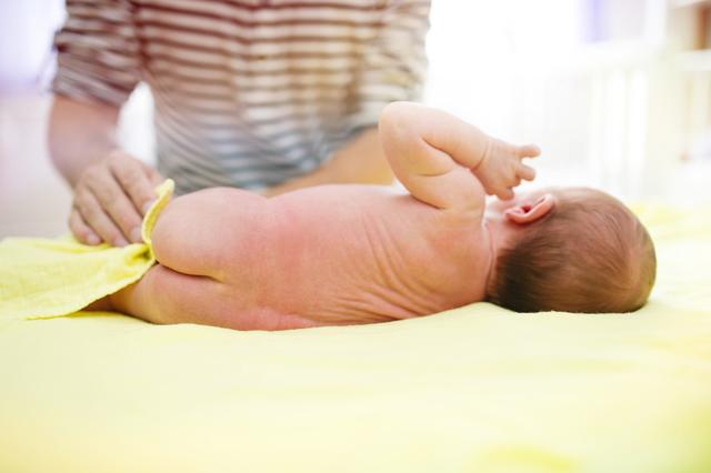 两个月宝宝放屁很臭正常吗？解读新生儿的消化健康与生理现象